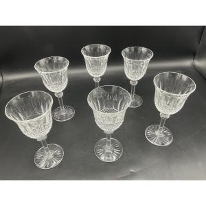Saint Louis six verres à vin soufflés en cristal taillé clair nᵒ 4, modèle Tommy.