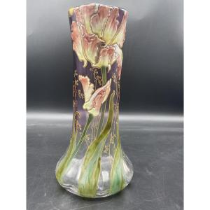 Vase Legras en verre polychrome à décor émaillées de tulipe perroquet sur fond dégradé violet.