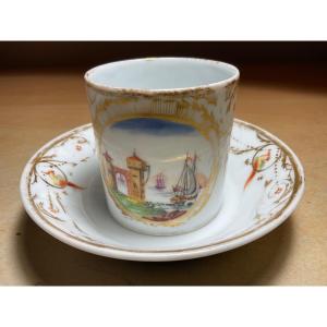 Tasse En Porcelaine De Locré De Forme Litron Et Sa Soutasse Décor Polychrome D’un Paysage Maritime Avec des Bateaux.