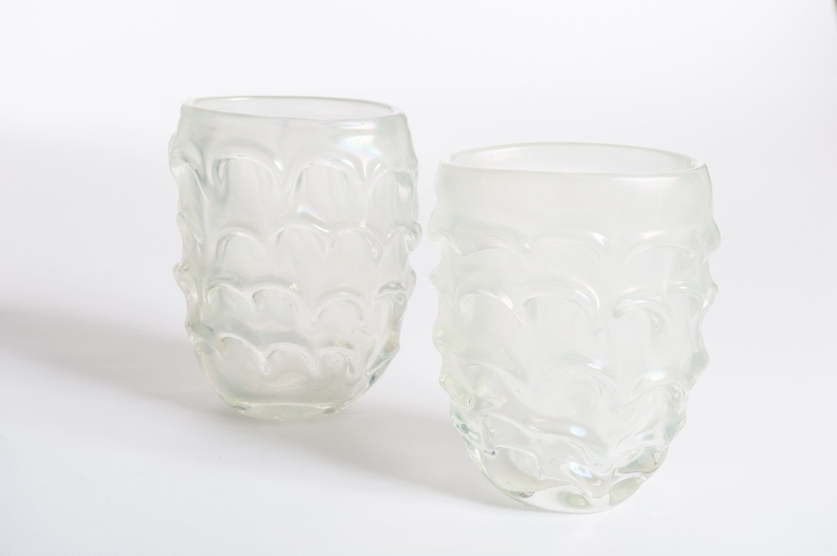 Paire de vases en verre de Murano vert tendre avec décor sculptural -photo-2
