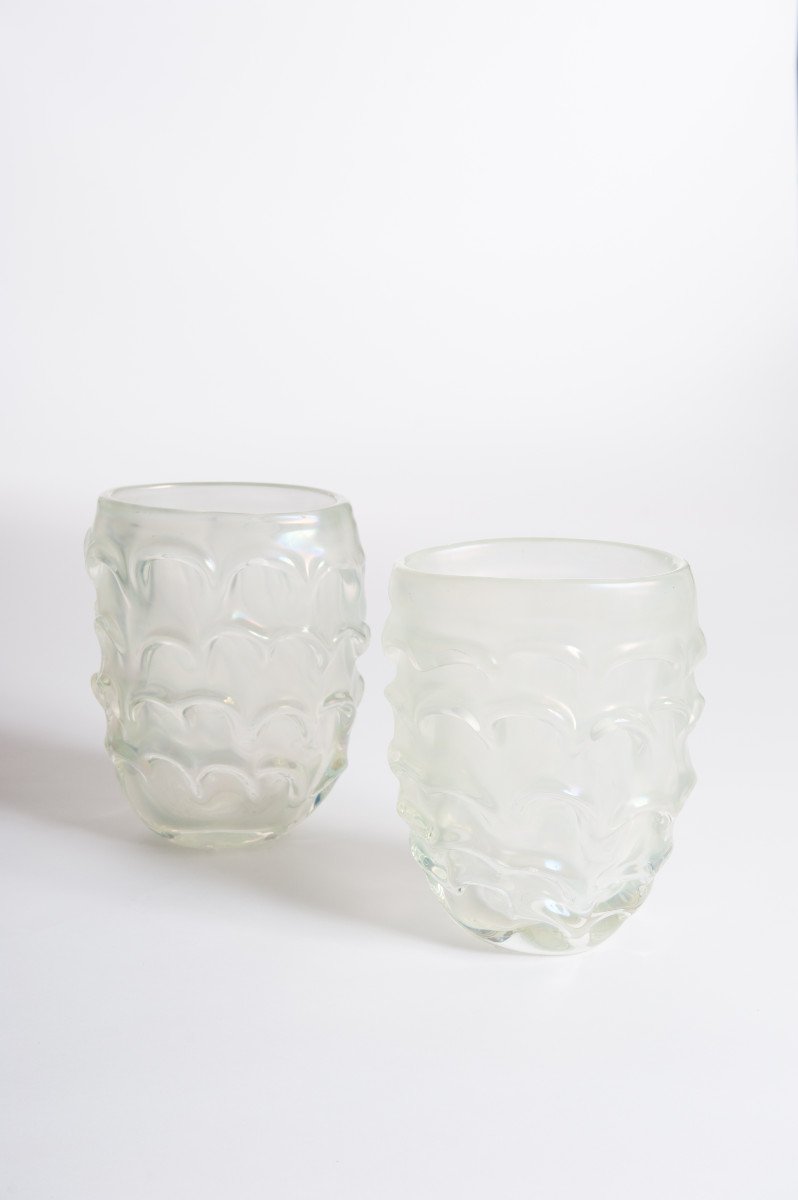 Paire de vases en verre de Murano vert tendre avec décor sculptural 