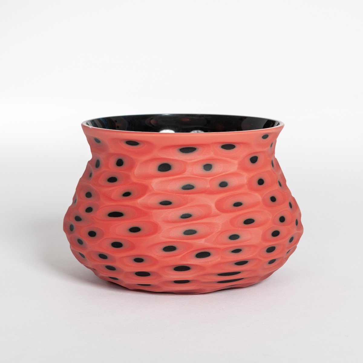 Pair Of Very Decorative Murano Glass Bowls In The Colors Coral-black With Matt Surface And Battuto Decor By Afro Celotto-photo-1