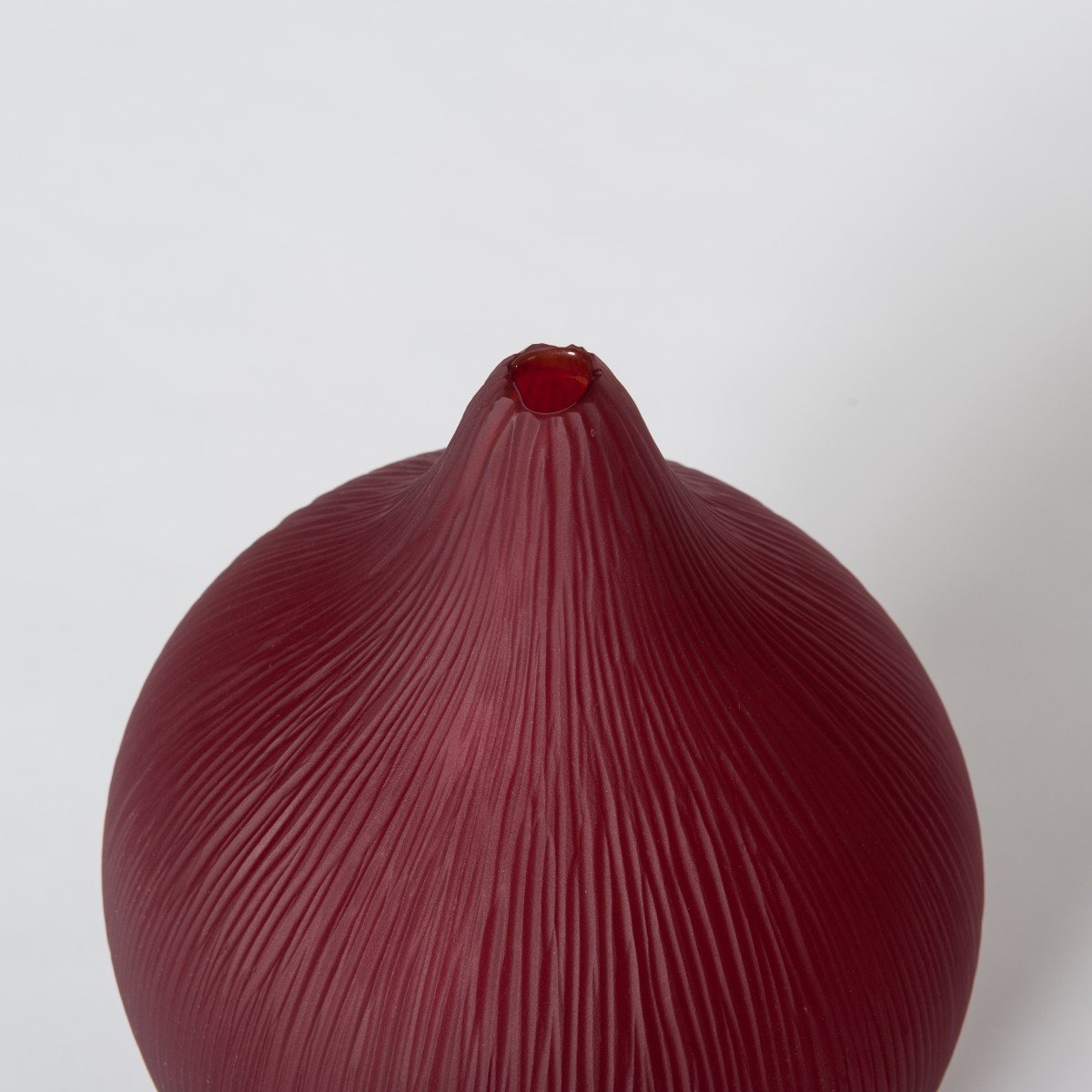 Vase unique et moderne en verre de Murano italien de couleur rouge profond signé par P. Signoretto-photo-3