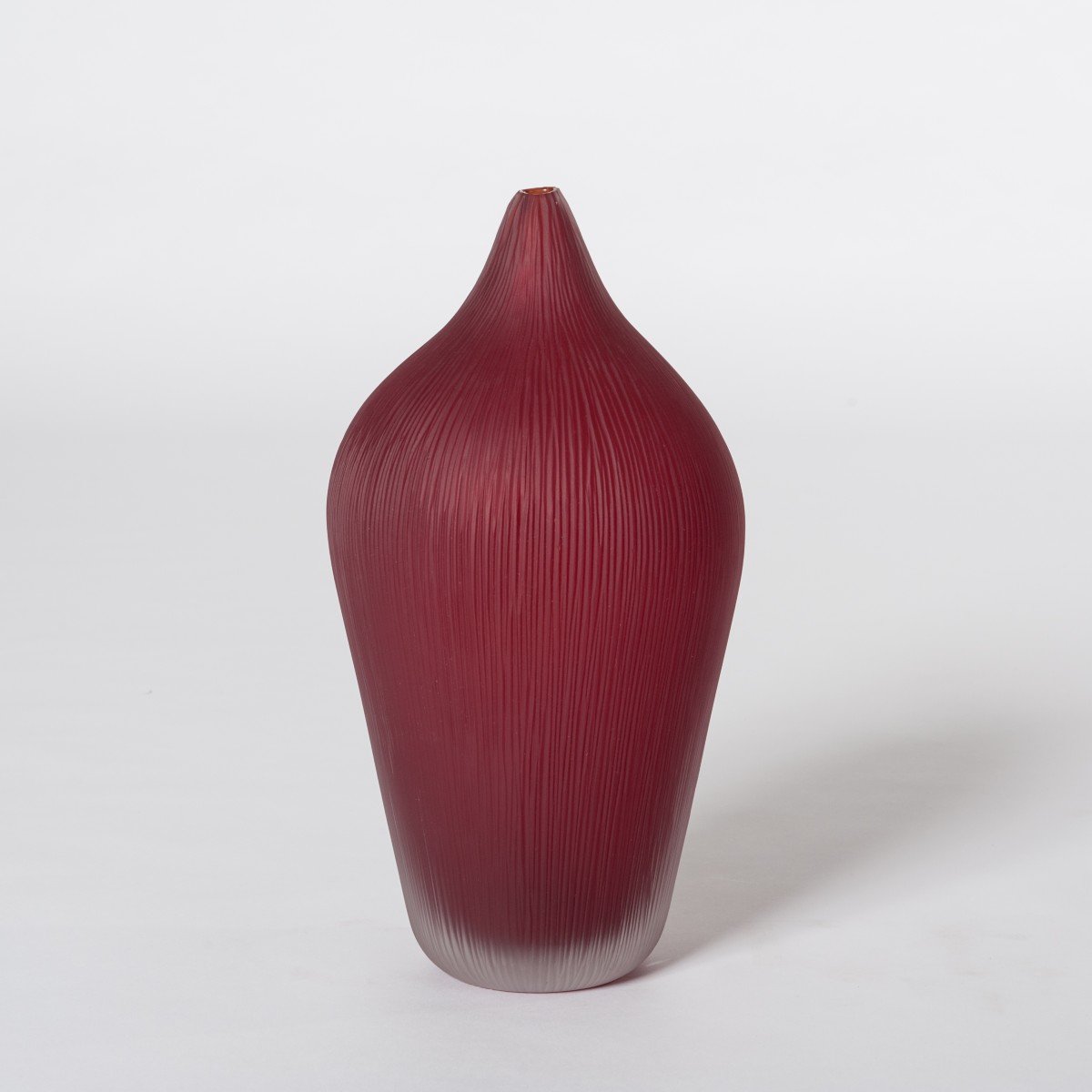 Vase unique et moderne en verre de Murano italien de couleur rouge profond signé par P. Signoretto