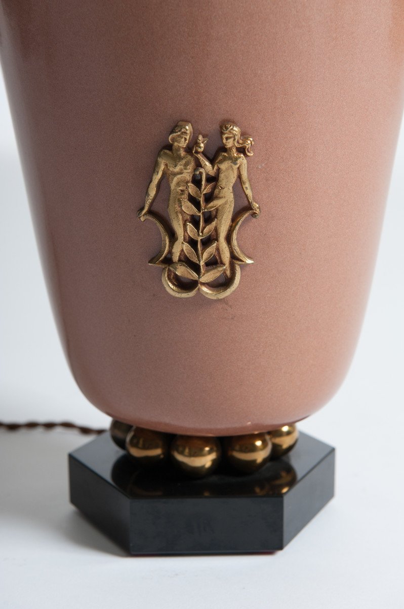 Lampe de table Art Déco française en céramique Old Rose sur pierre noire avec détails en laiton-photo-3
