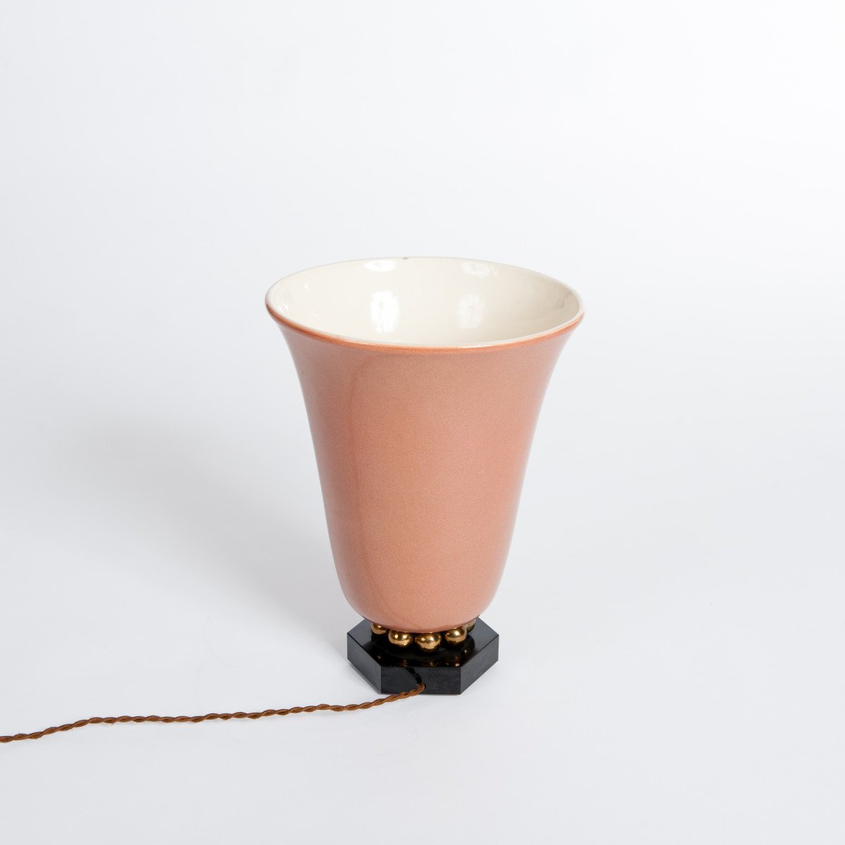 Lampe de table Art Déco française en céramique Old Rose sur pierre noire avec détails en laiton-photo-4