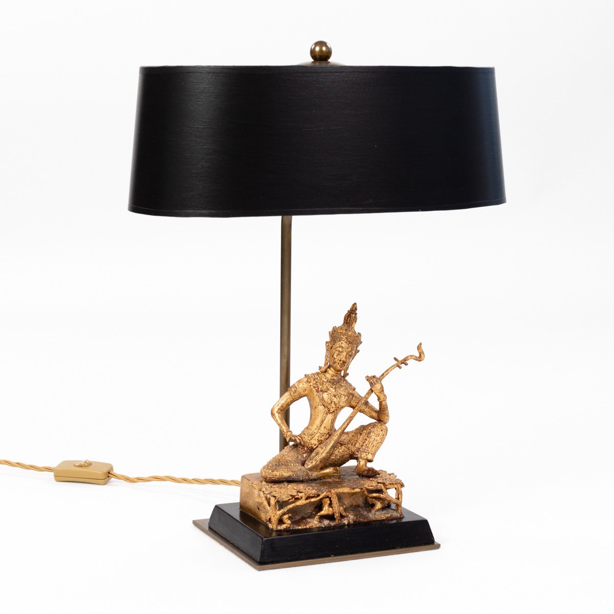 Lampe de table asiatique d'un musicien de temple assis en bronze doré Thaïlande années 1920-photo-2