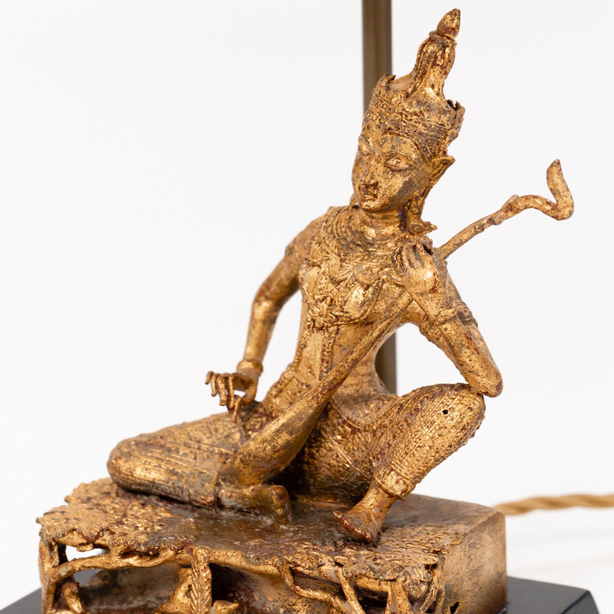 Lampe de table asiatique d'un musicien de temple assis en bronze doré Thaïlande années 1920-photo-4