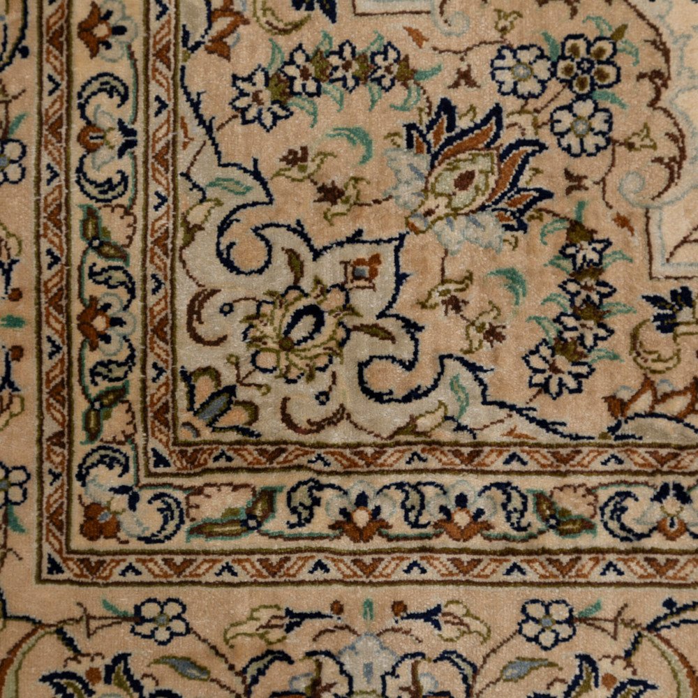Tapis en soie Persien-Kaschan tissé à la main en ivoire-bleu foncé-cognac-vert tilleul-bleu clair des années 1970, signe-photo-1