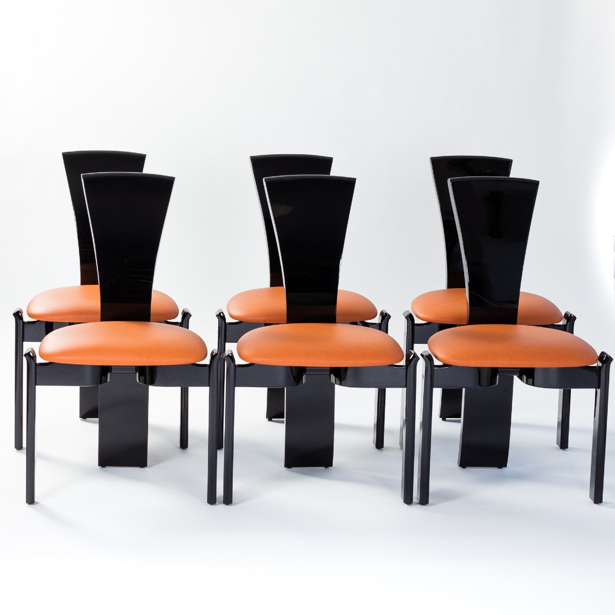 6 Chaises de salle à manger françaises du milieu du siècle Laque noire Cuir coloré Hermès