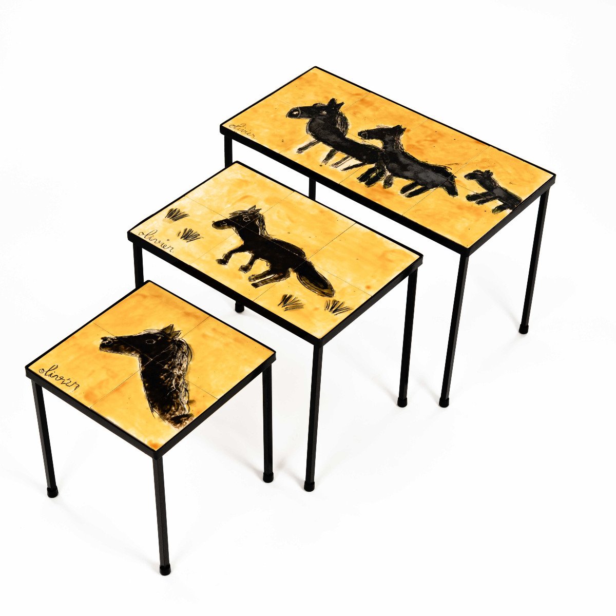 3 tables gigognes en céramique jaune-noir du milieu du siècle dernier, signées Olivier