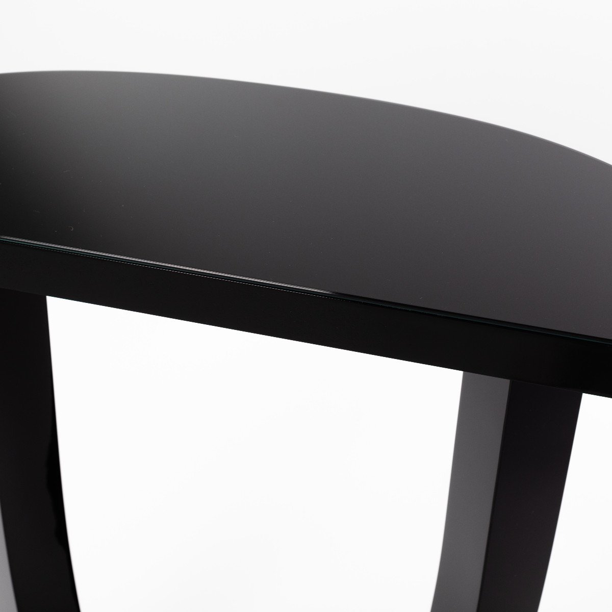 Console Art Déco française semi-circulaire laquée piano noir, plateau supérieur en verre noir-photo-4