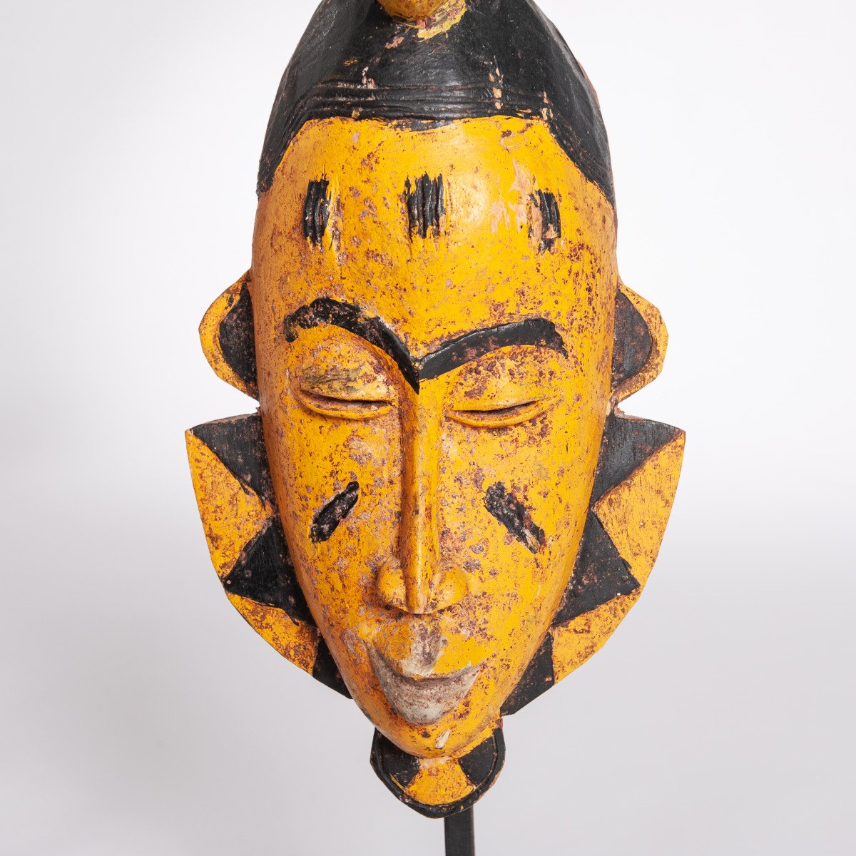 Mid-century Baoule Tribal Mask In Yellow-black With Antelope Head Decoration-photo-3
