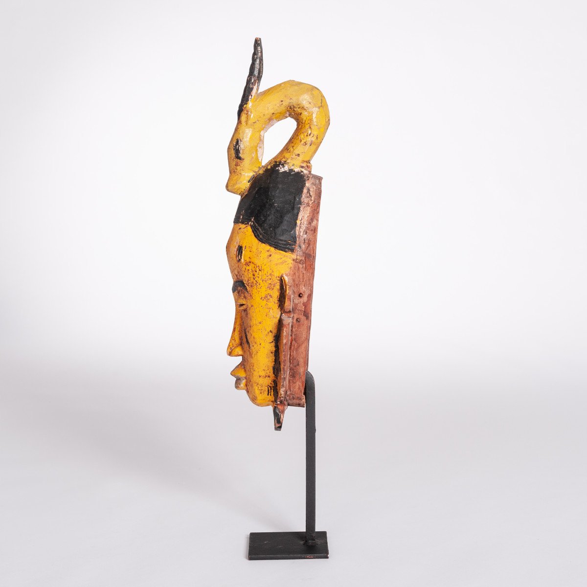 Masque tribal Baoulé du milieu du siècle en jaune-noir avec décoration en tête d'antilope-photo-2