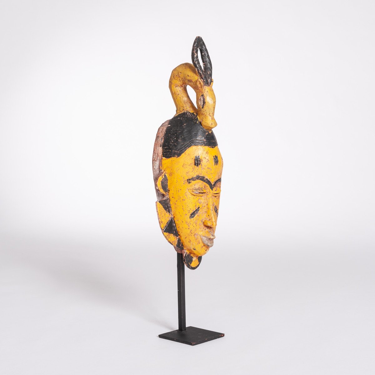 Mid-century Baoule Tribal Mask In Yellow-black With Antelope Head Decoration-photo-4