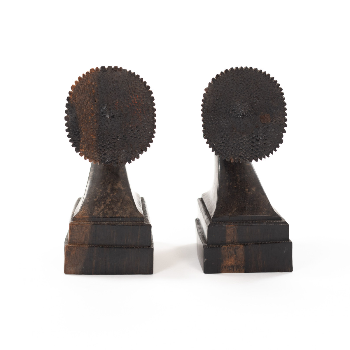 Serre-livres en ébène massif sculpté Art Déco français Têtes africaines sur socle Années 1920-photo-1