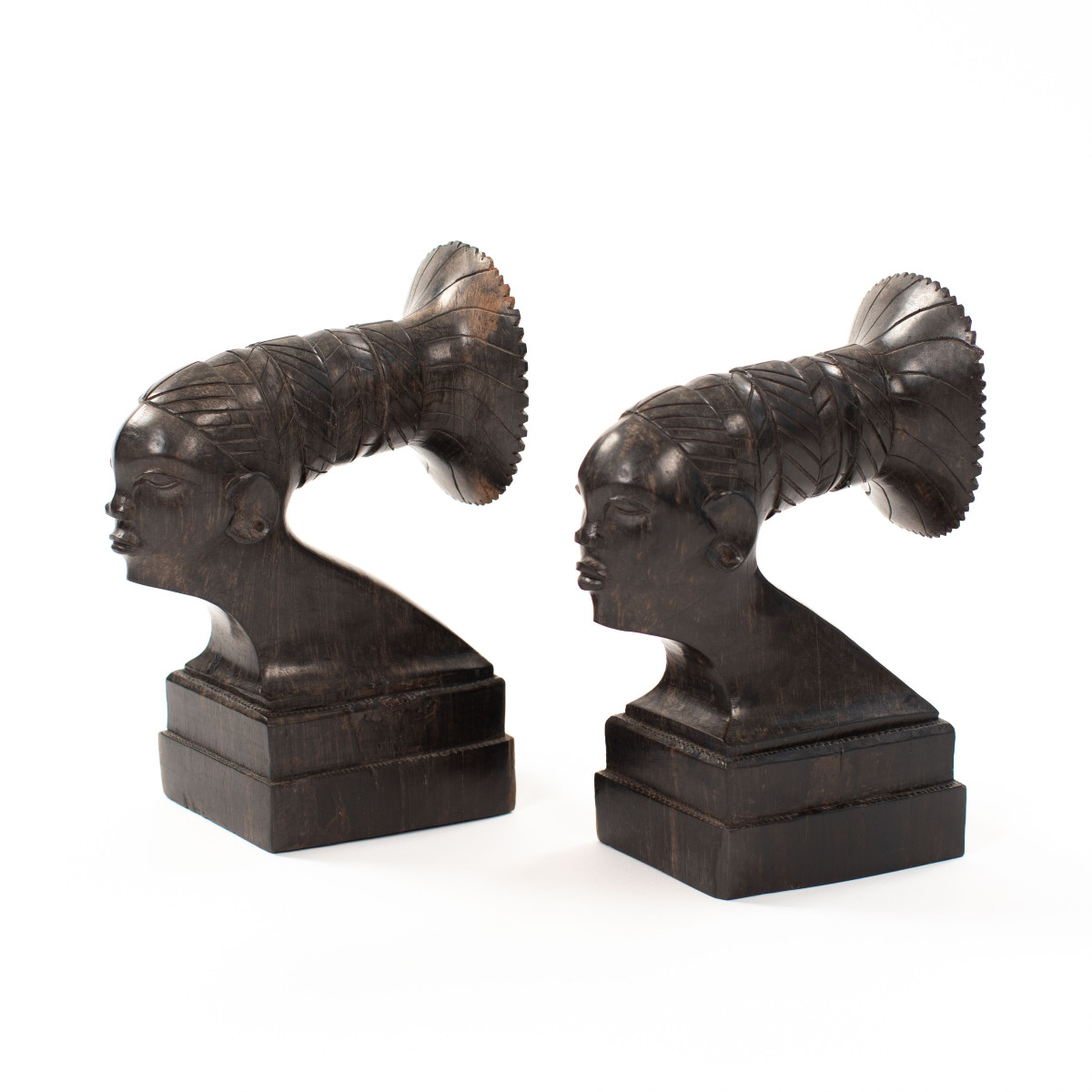 Serre-livres en ébène massif sculpté Art Déco français Têtes africaines sur socle Années 1920