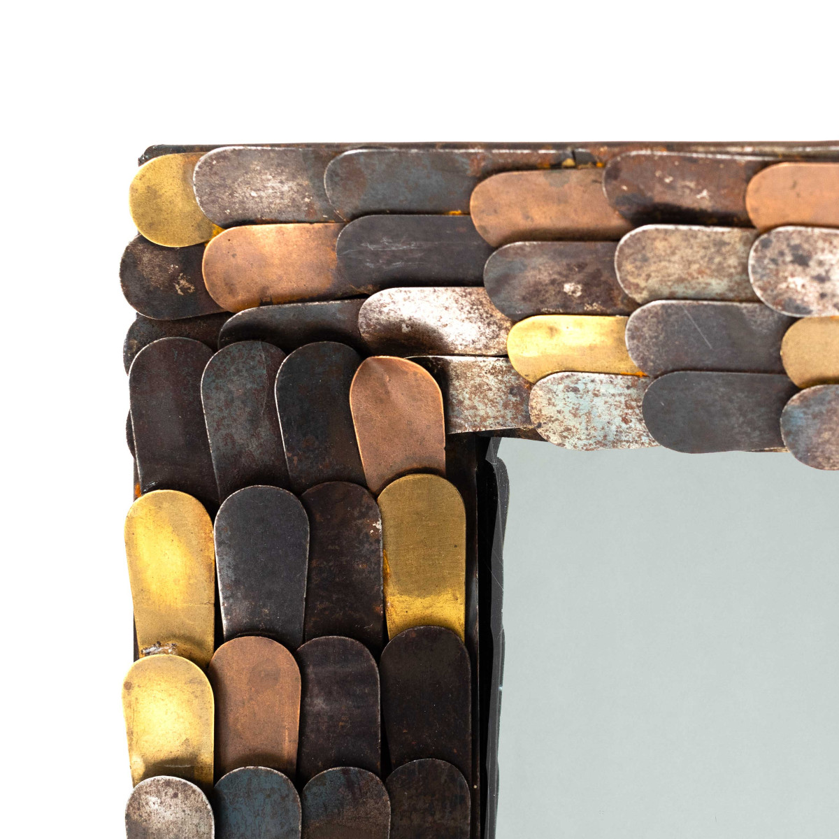 Miroir brutaliste du milieu du siècle avec écailles métalliques en cuivre, laiton et fer 1960s-photo-2
