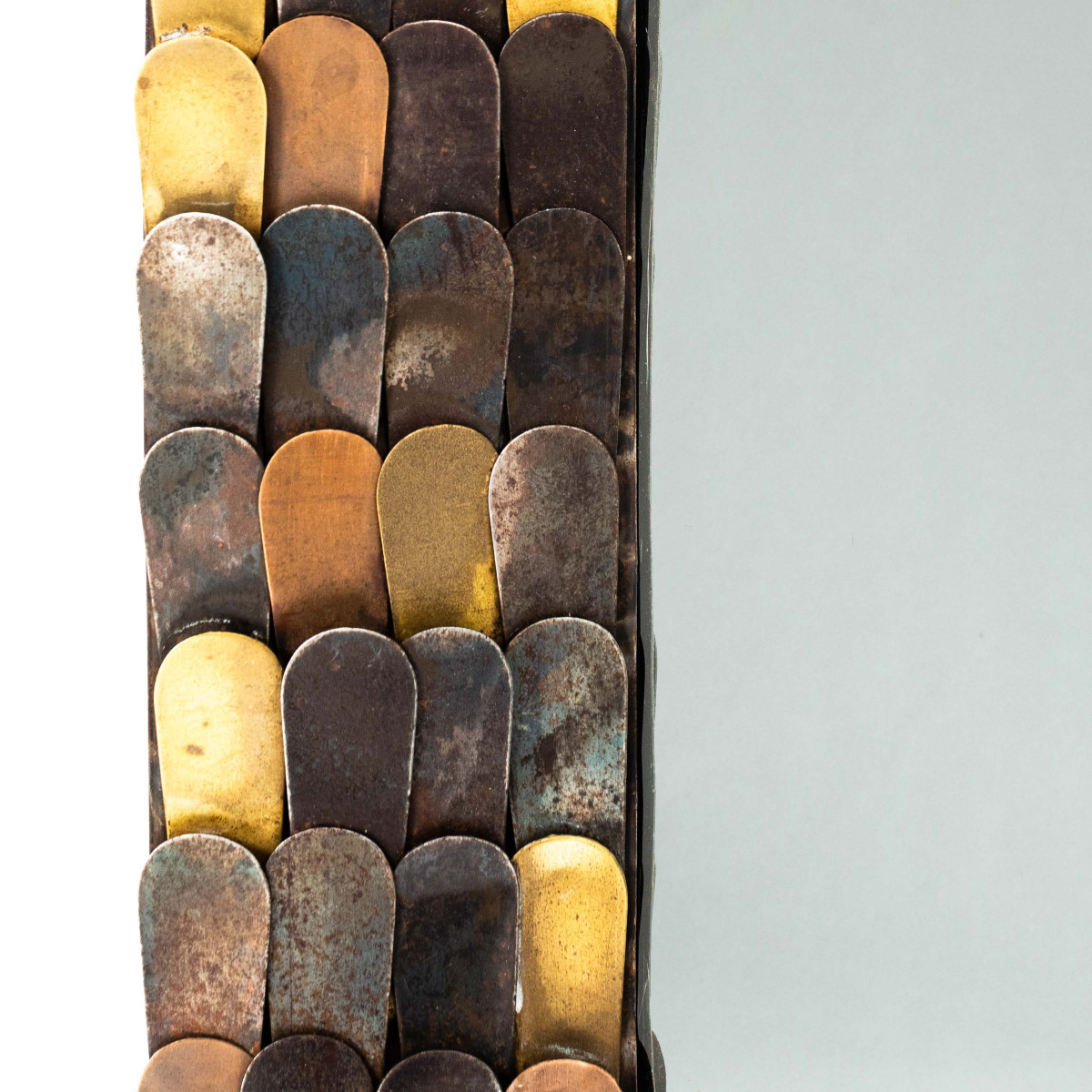 Miroir brutaliste du milieu du siècle avec écailles métalliques en cuivre, laiton et fer 1960s-photo-3