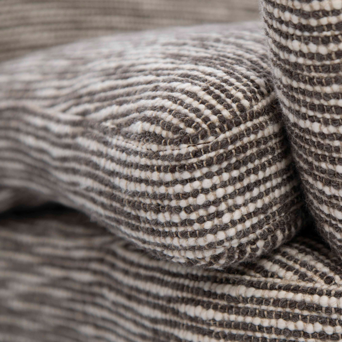Paire de fauteuils italiens courbés du milieu du siècle, bouclé ébène-blanc cassé, années 1950-photo-3