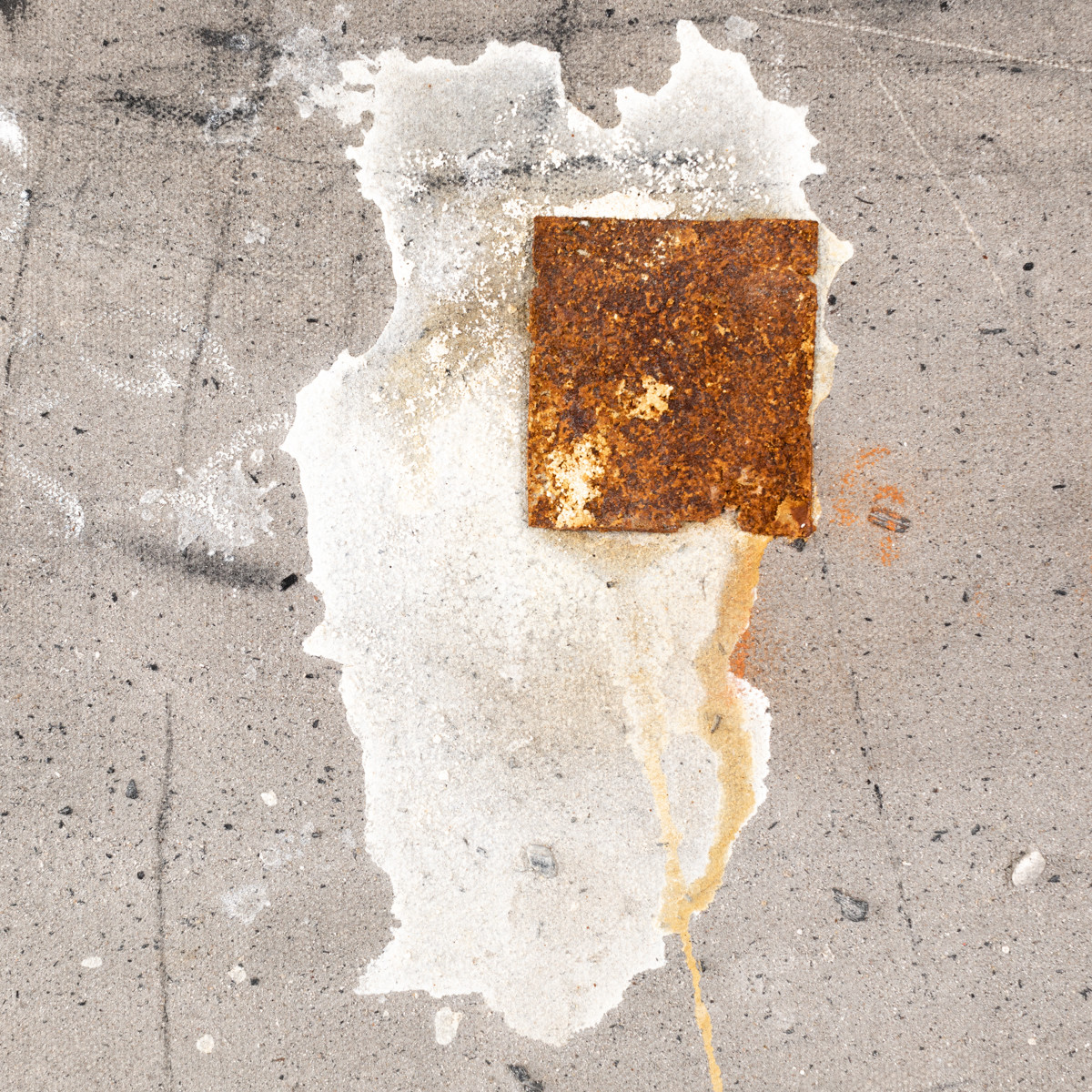 Peinture abstraite, gris-blanc-rouille-noir, par Hassan Bourkia, Marrakech, 2008-photo-4