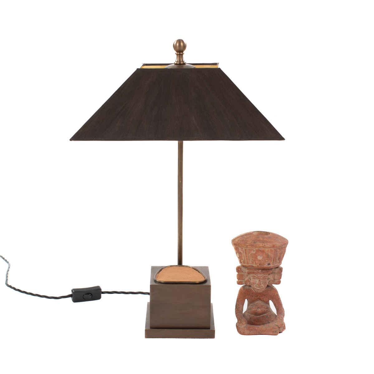 Lampe de table figurative en terre cuite représentant un prêtre assis, Mexique, années 1930-photo-3