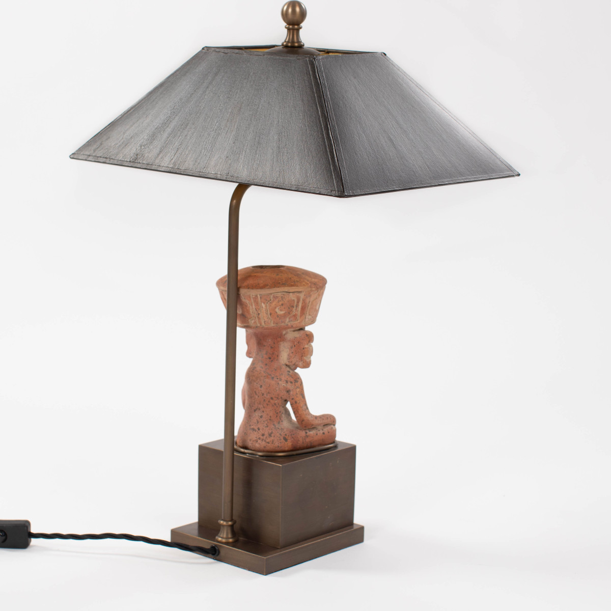 Lampe de table figurative en terre cuite représentant un prêtre assis, Mexique, années 1930-photo-2