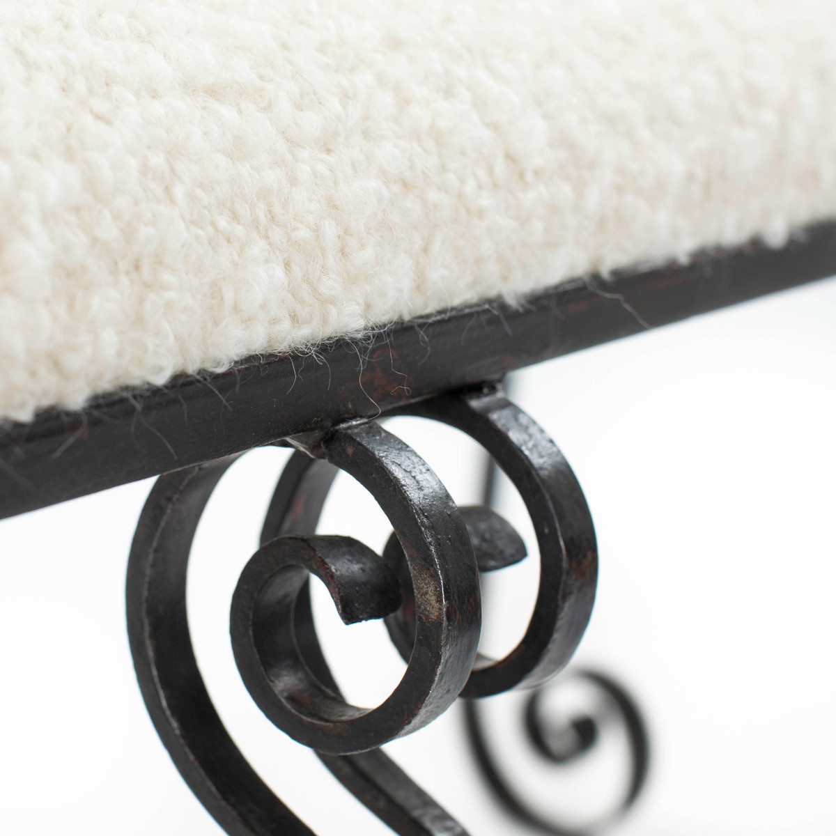 Banc Art Déco en fer forgé avec tissu bouclé blanc cassé années 1920-photo-2