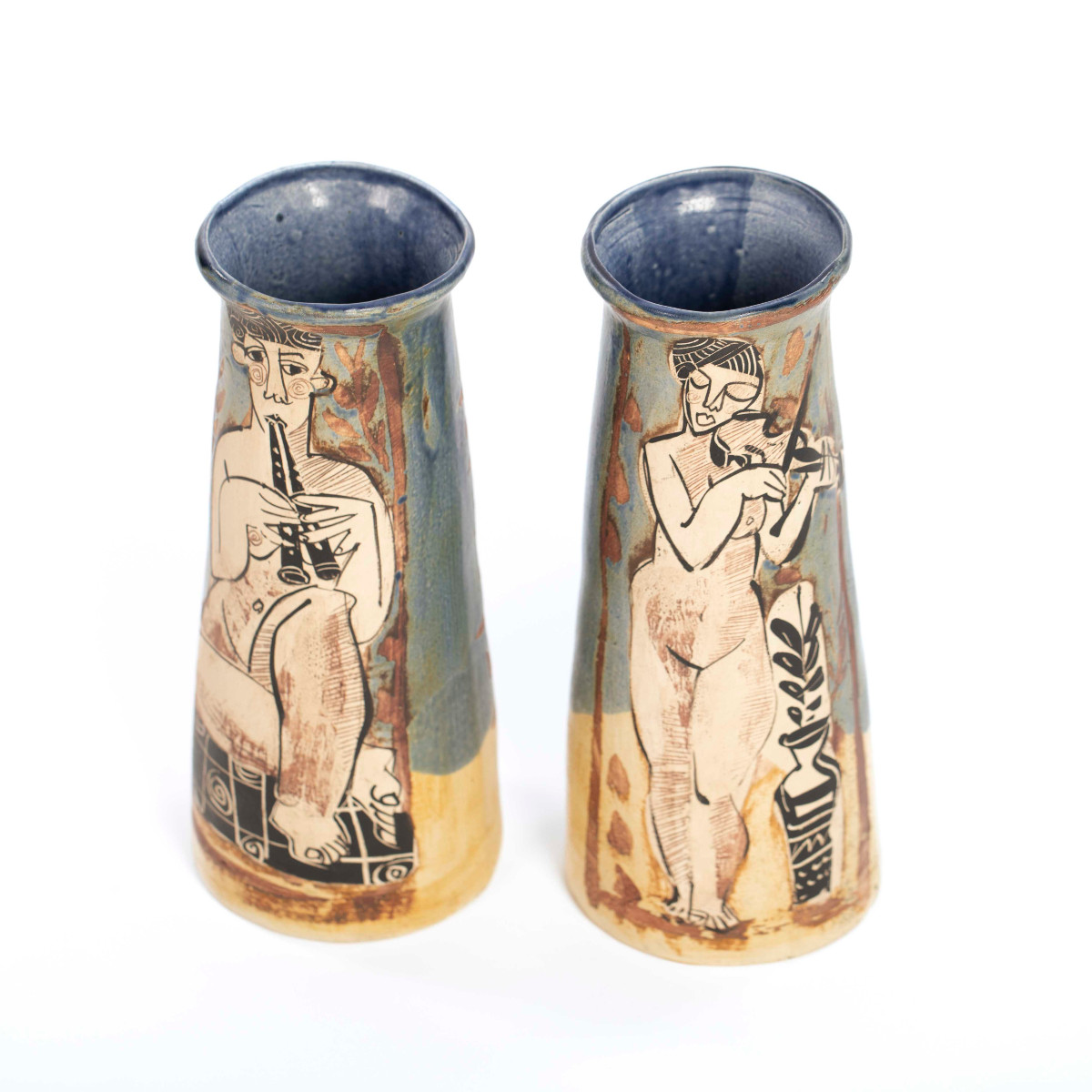 Paire de vases en céramique d'inspiration cubiste représentant des femmes jouant de la musique-photo-1