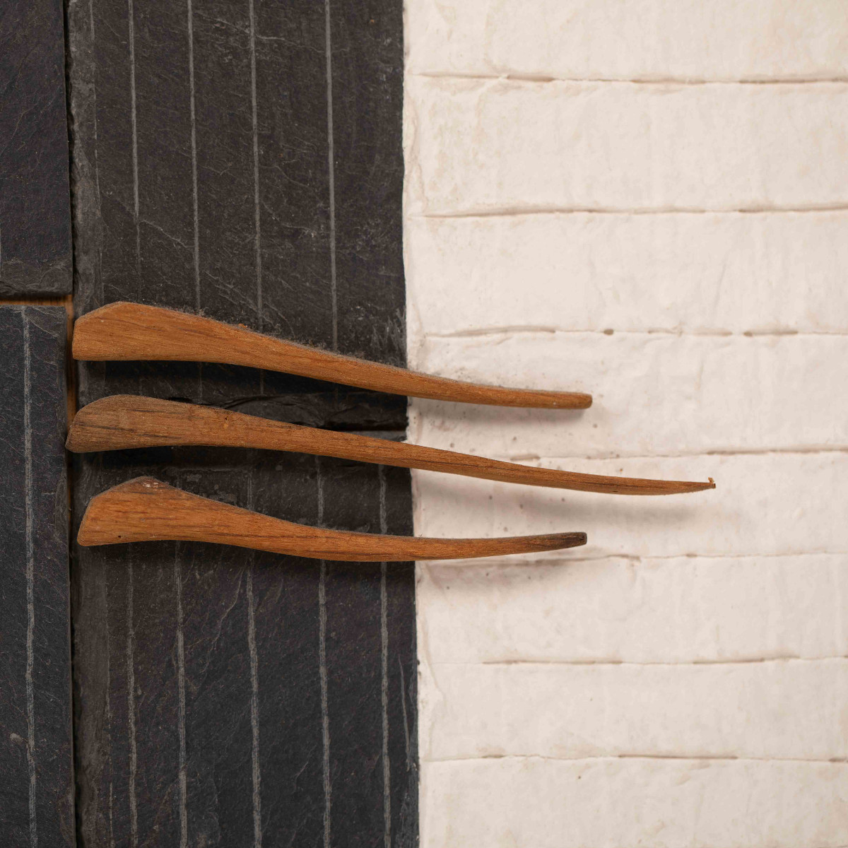 Paire de panneaux abstraits en relief en ardoise noire et argile blanche, 2001-photo-2