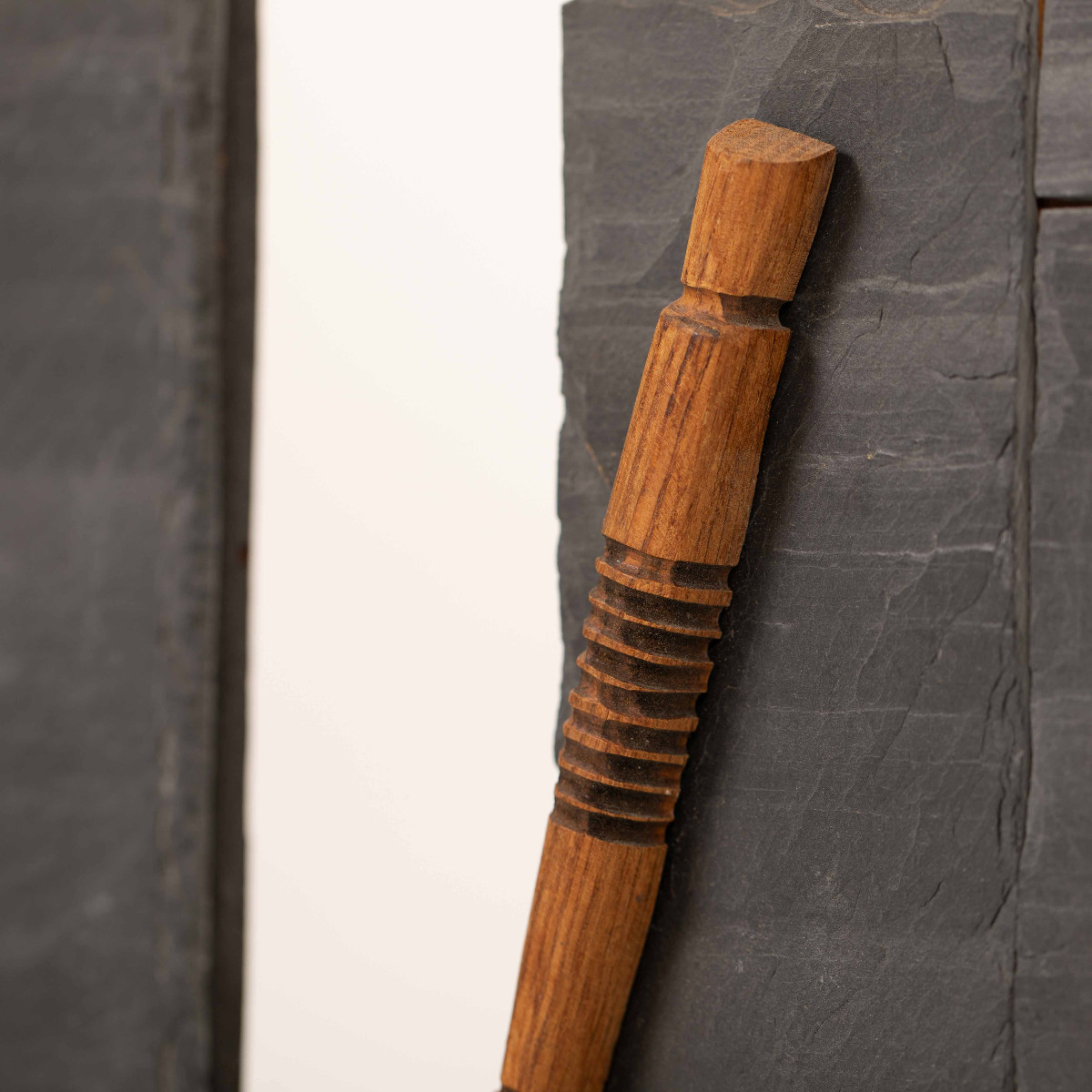 Paire de panneaux abstraits en relief en ardoise noire et argile blanche, 2001-photo-5