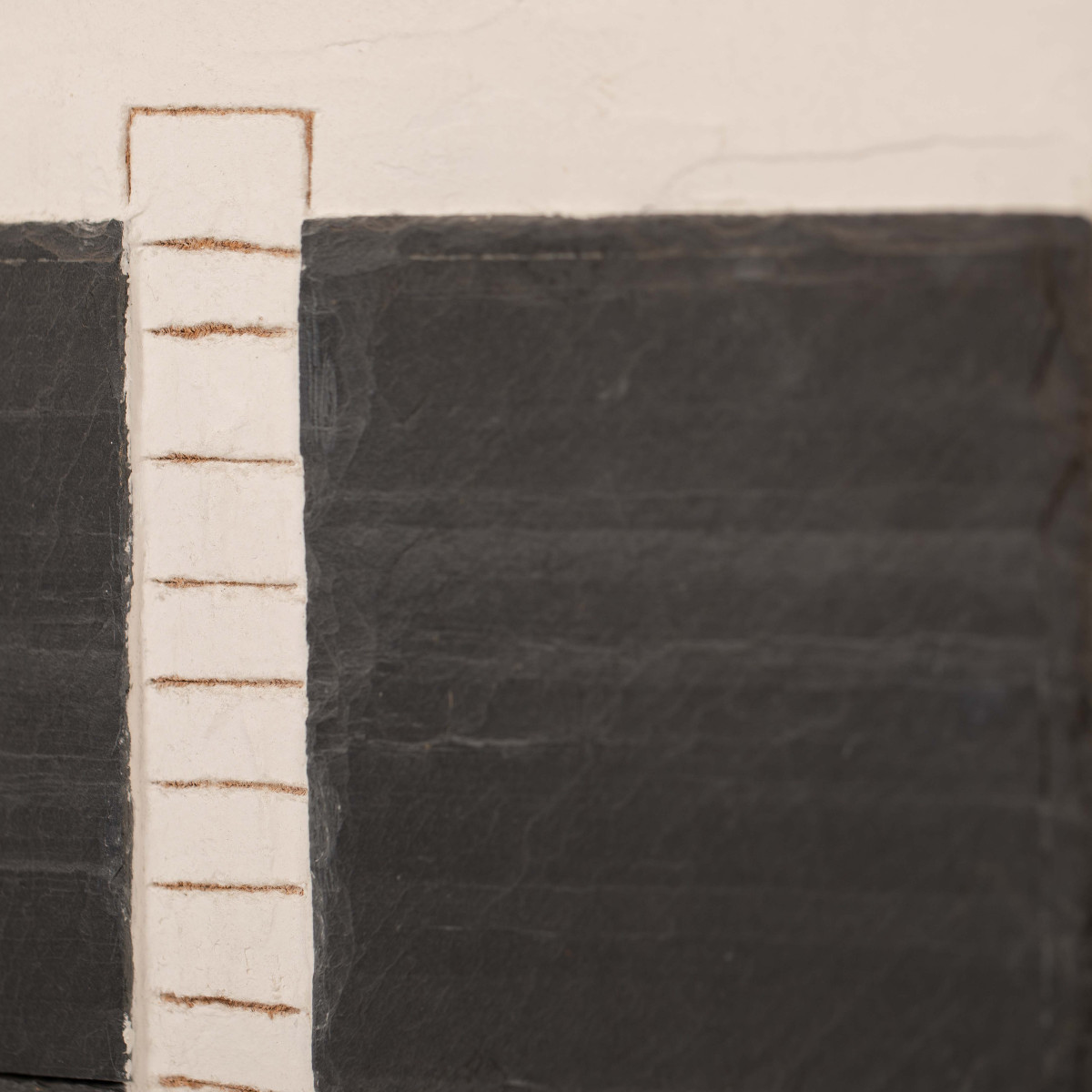 Paire de panneaux abstraits en relief en ardoise noire et argile blanche, 2001-photo-6