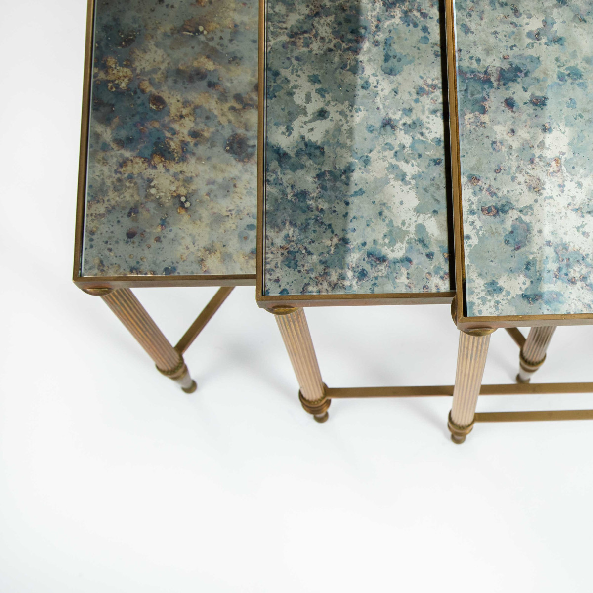 Ensemble de tables gigognes en laiton avec plateau en verre marbré miroir, années 1960-photo-4