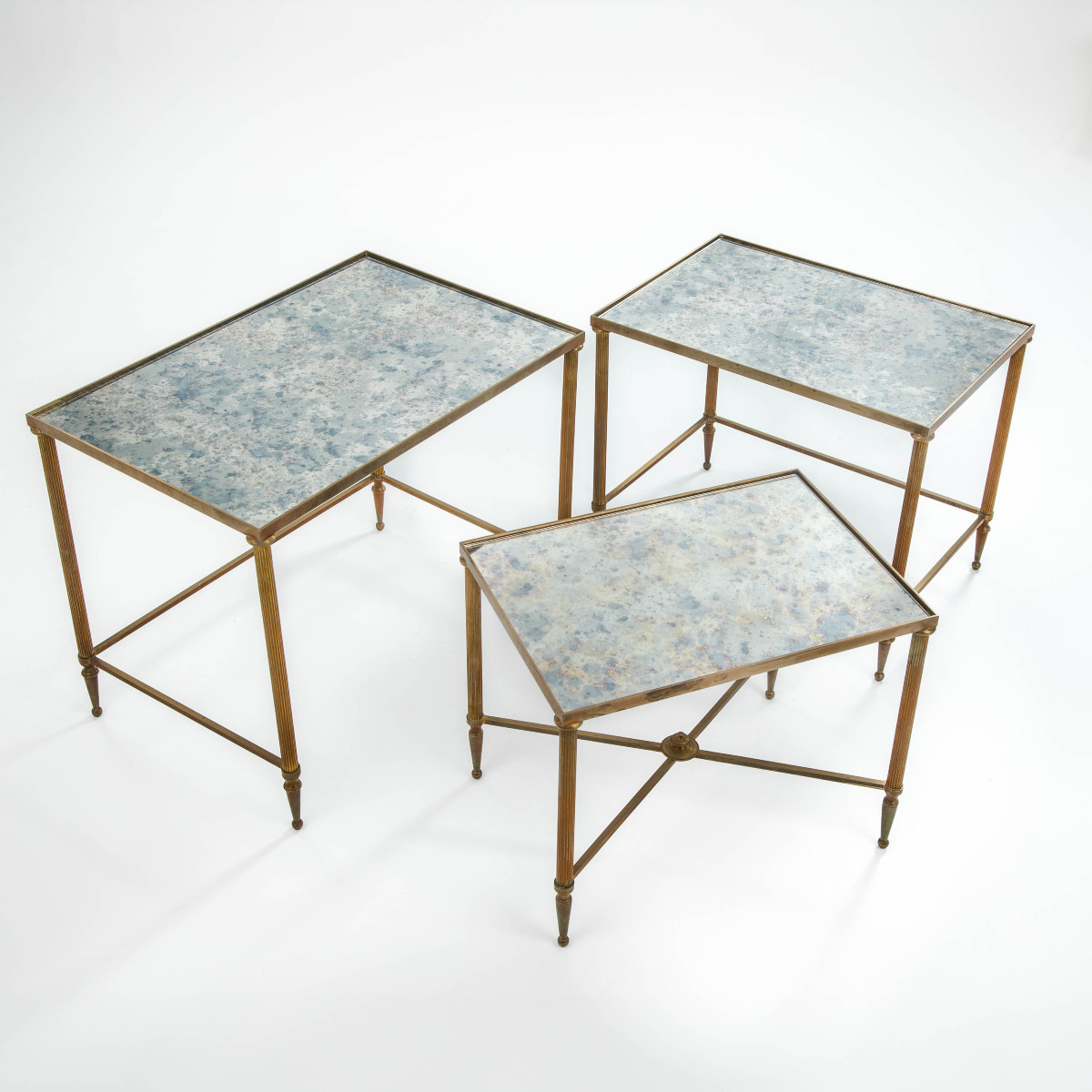 Ensemble de tables gigognes en laiton avec plateau en verre marbré miroir, années 1960