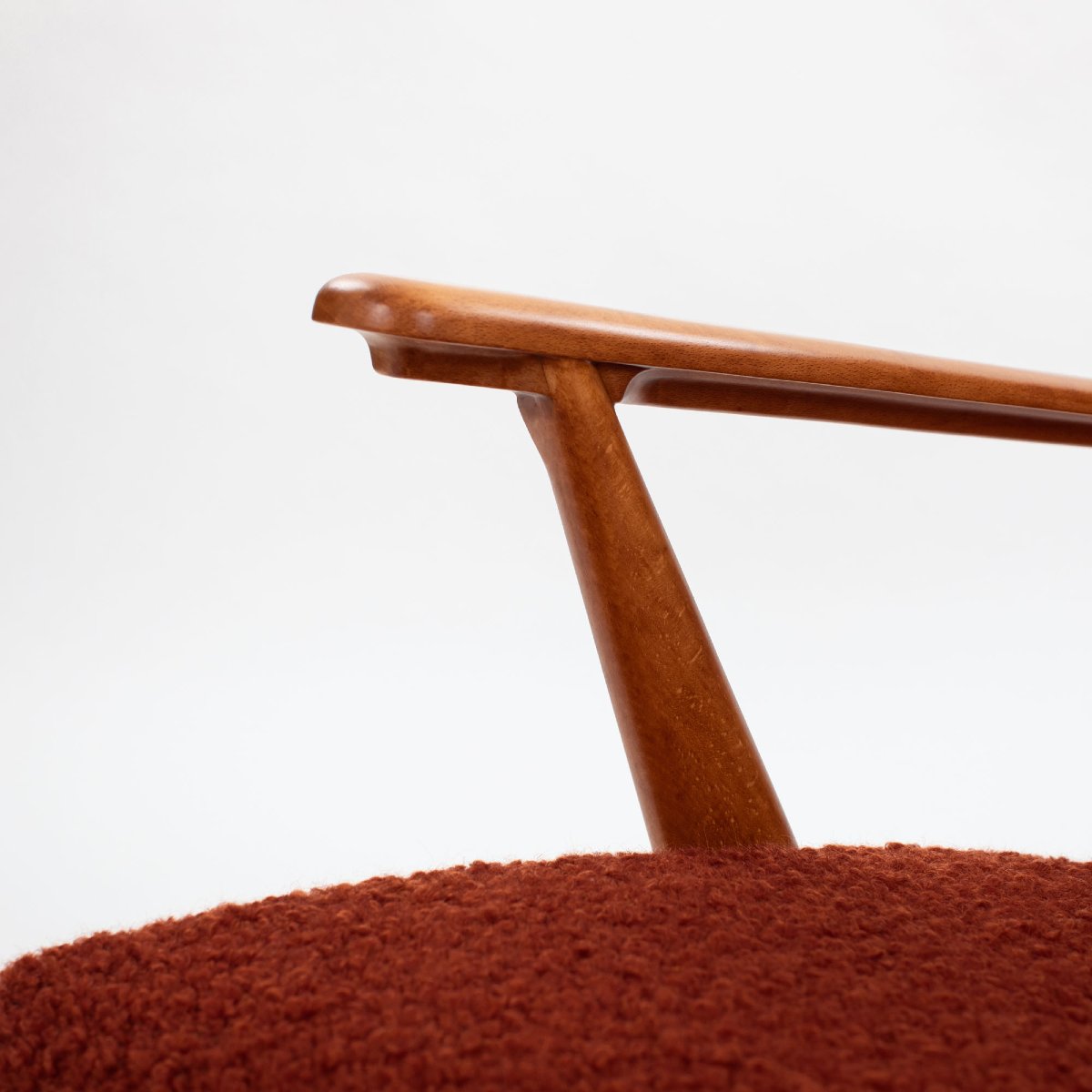 Paire de fauteuils italiens excentriques du milieu du siècle, en hêtre et bouclé rouge-photo-6