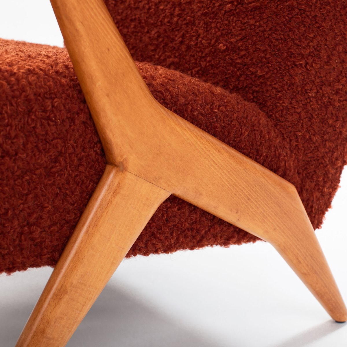 Paire de fauteuils italiens excentriques du milieu du siècle, en hêtre et bouclé rouge-photo-7
