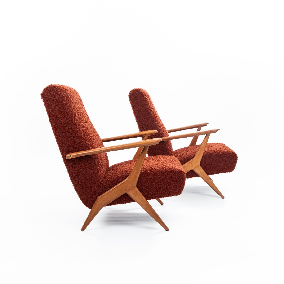 Paire de fauteuils italiens excentriques du milieu du siècle, en hêtre et bouclé rouge