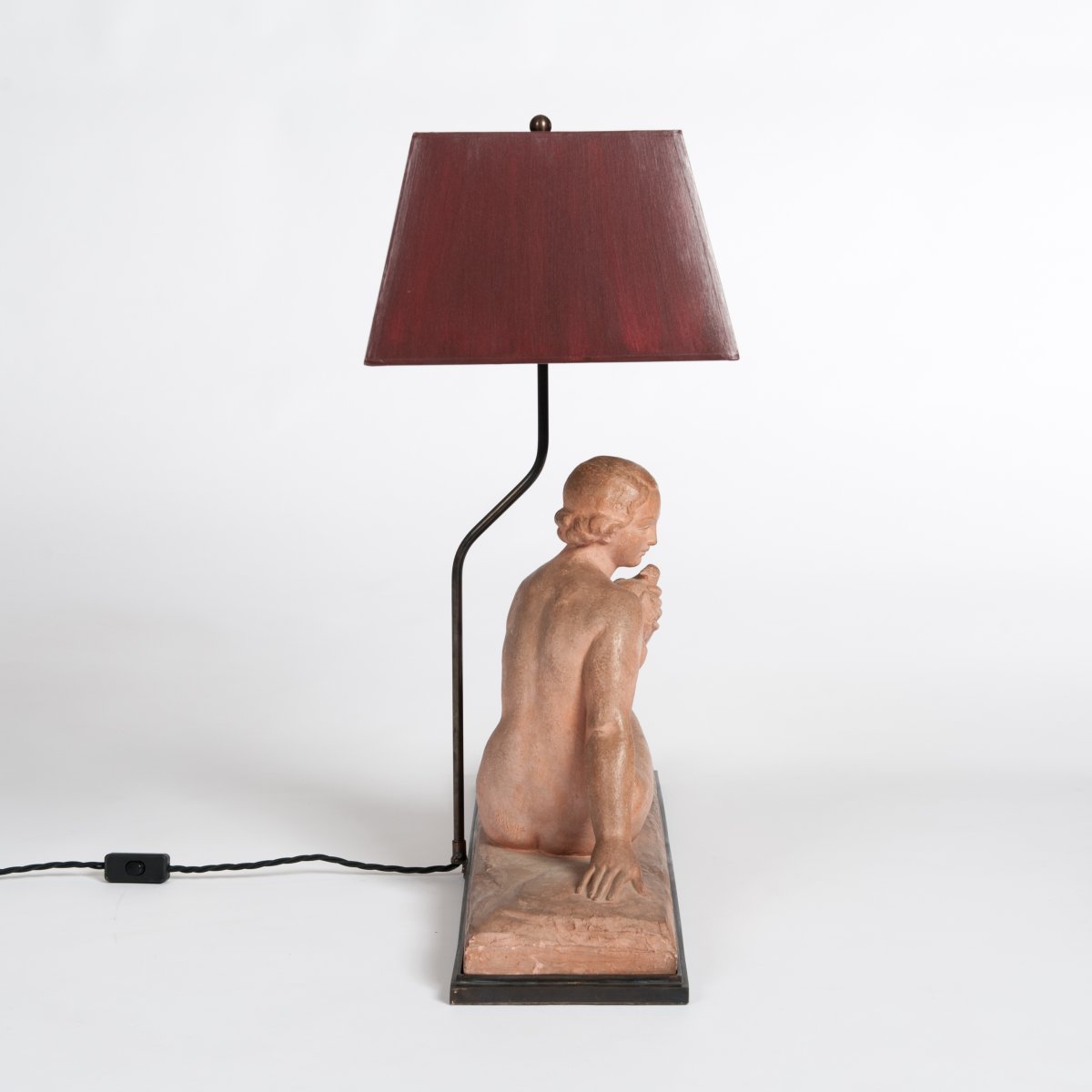 Lampe à poser figurative Art Nouveau en terre cuite, signée avec abat-jour rouge-photo-2