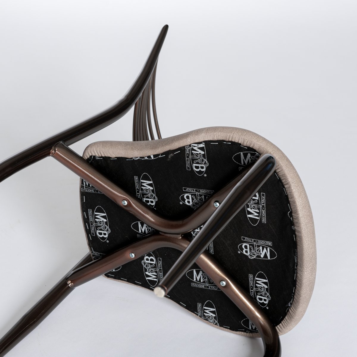 6 chaises italiennes en fer gracieuses du milieu du siècle en cuir vintage laqué couleur taupe-photo-4