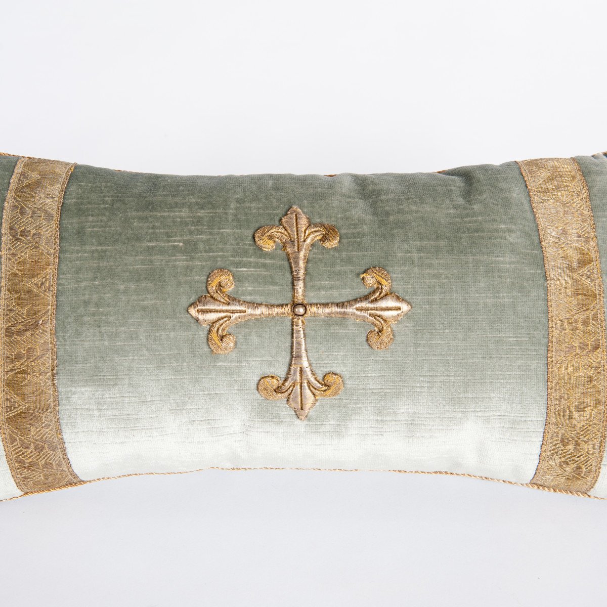 Paire d'oreillers en velours de couleur vert pastel avec broderie métallique antique-photo-4