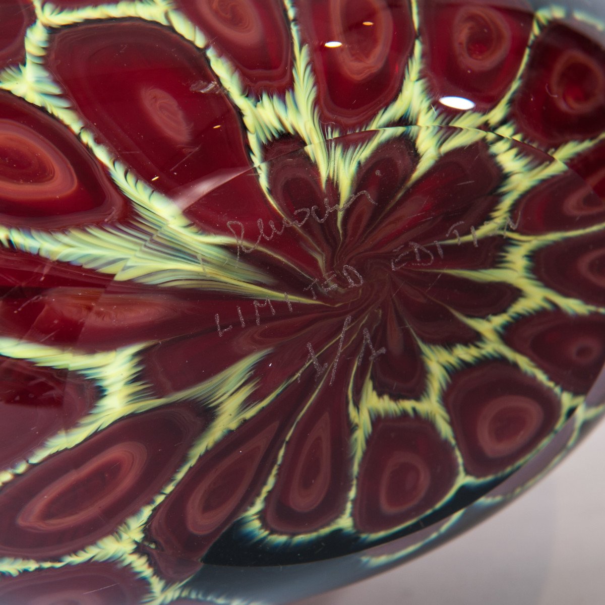 Vase en verre de Murano élégant et haut en forme de bouteille en verre transparent, rouge foncé et jaune-photo-4