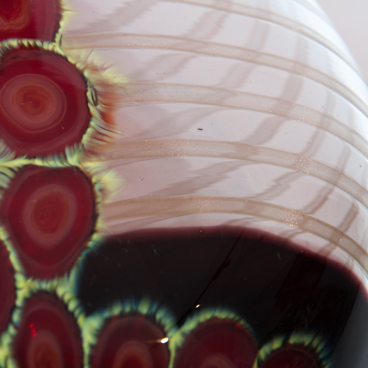 Vase en verre de Murano élégant et haut en forme de bouteille en verre transparent, rouge foncé et jaune-photo-5