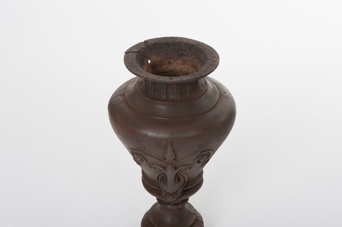 Paire d'élégants vases en fer Napoléon III à décor floral-photo-1
