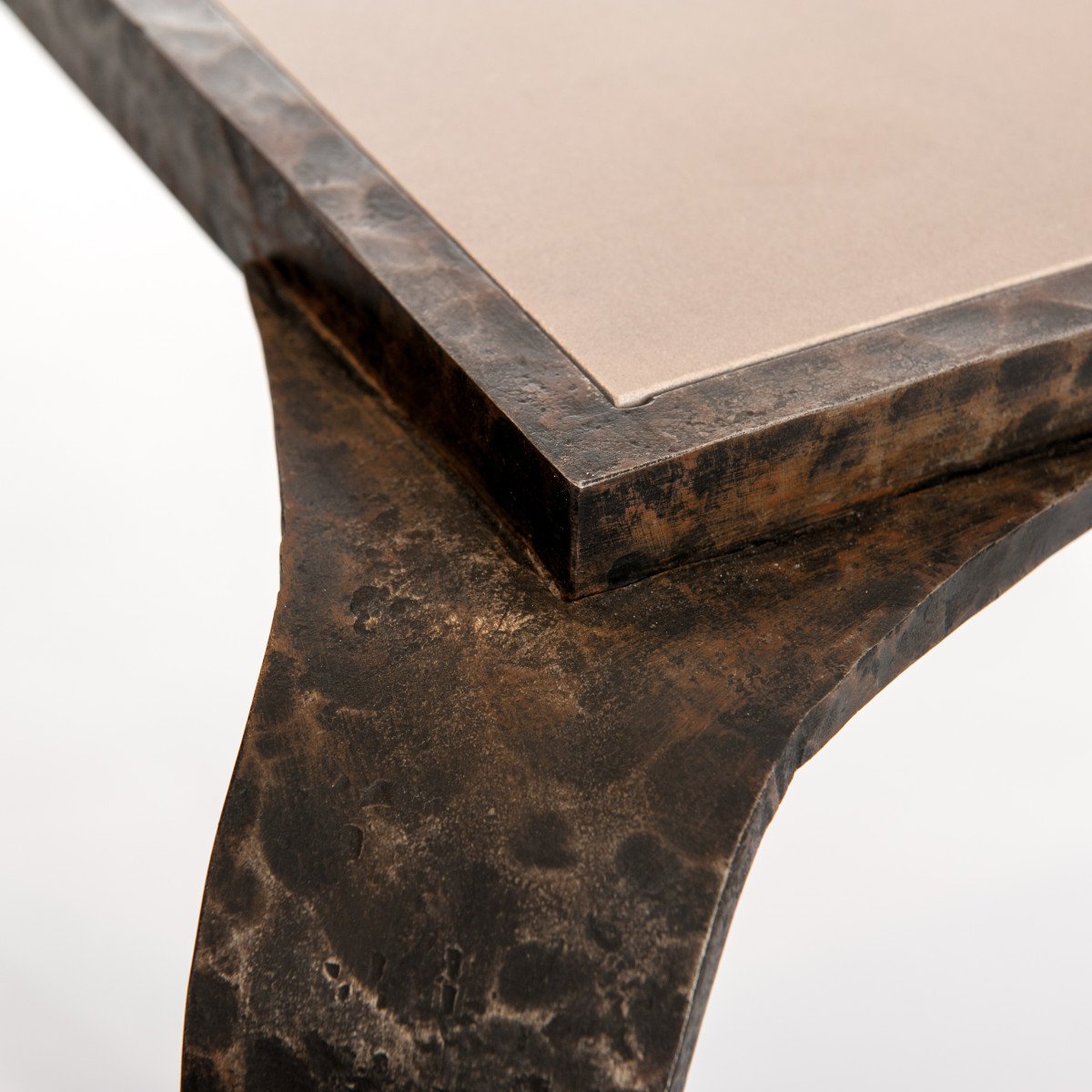 Table d'appoint Art Déco italienne en fer massif avec plateau en marbre Attribuée à V. Ducro-photo-1