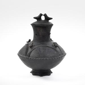 Vase vintage tribal en terre cuite Bakonongo avec représentations ethniques Congo années 1950