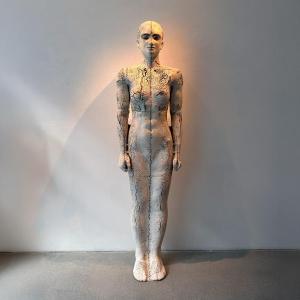 Sculpture féminine figurative contemporaine en céramique, grandeur nature, de Dora Várkonyi