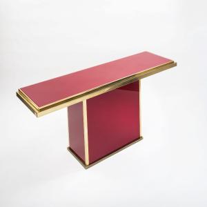 Console française aux lignes épurées en verre couleur sang de bœuf et laiton, années 1970