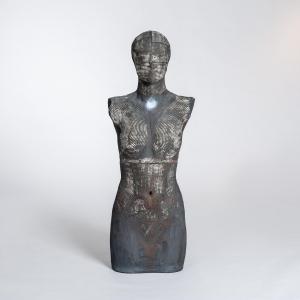 Sculpture féminine figurative grise en céramique contemporaine ou torse par Dora Várkonyi