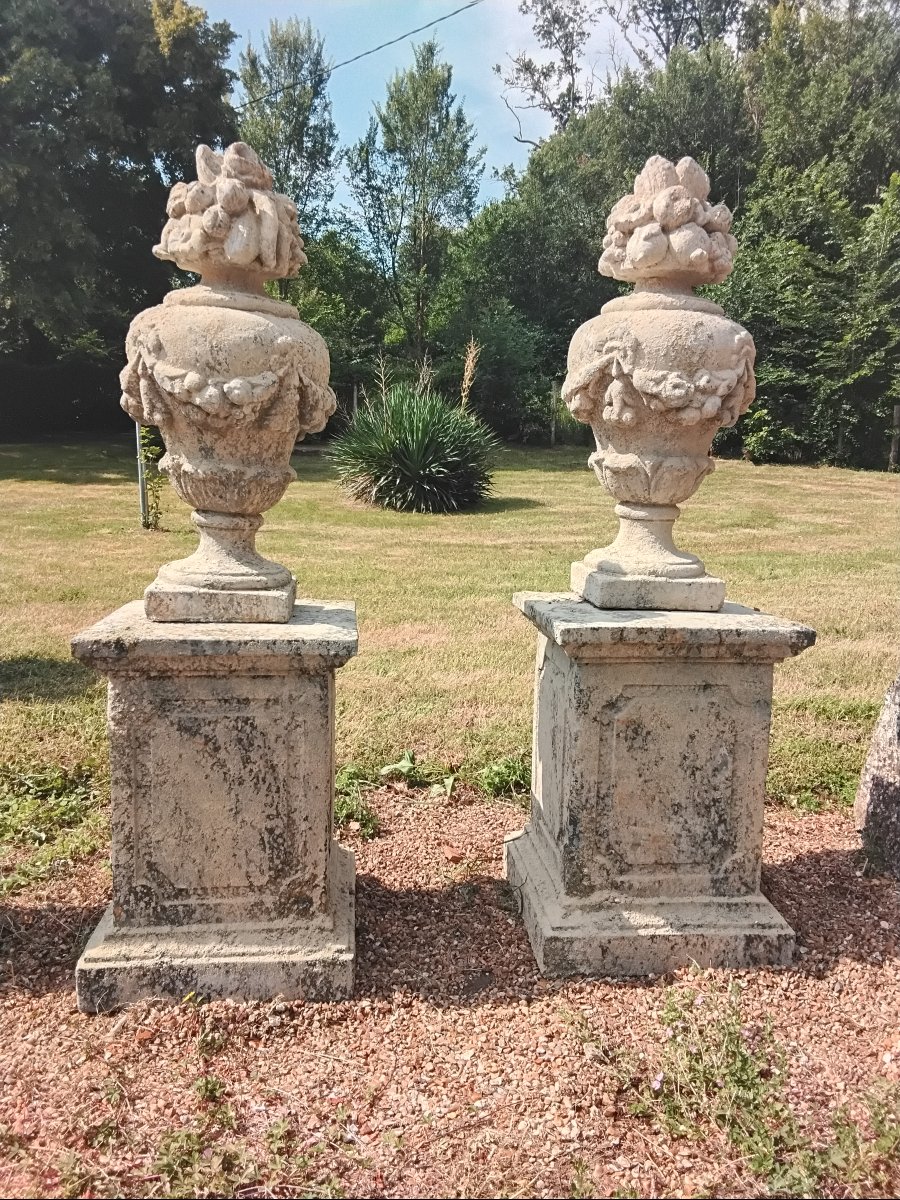 Pair Of Vases (urns) In Reconstituted Stone