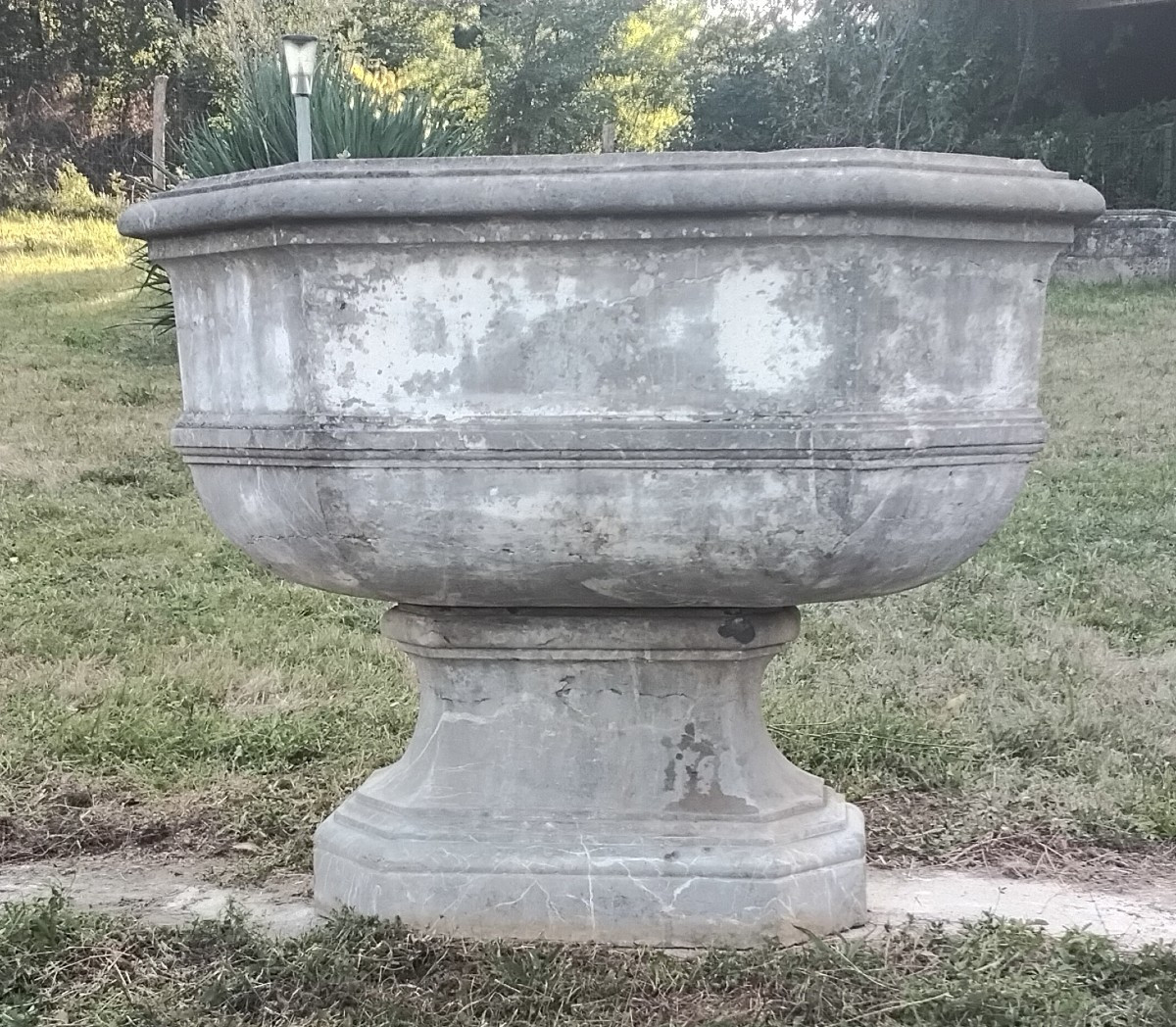 Baptistère en marbre gris des ardennes 18 ème en deux parties (jardinière, petit bassin...)